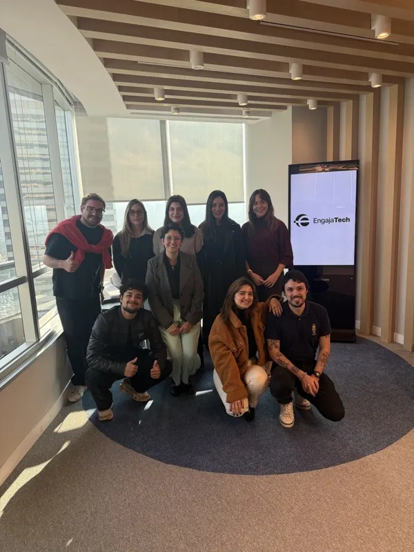 Equipe EngajaTech no escritório